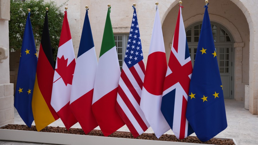 Bendera yang mewakili peserta pertemuan puncak pemimpin Kelompok Tujuh (G-7)./Bloomberg-Francesca Volpi