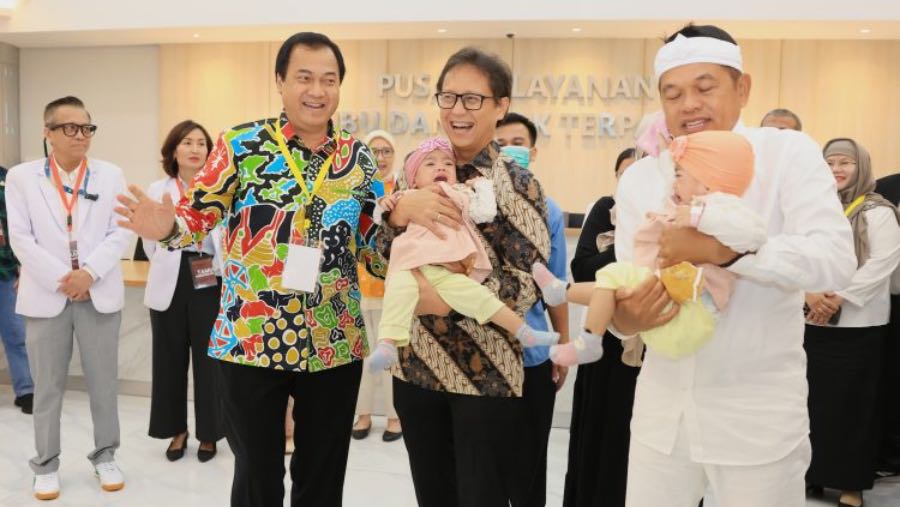 Menkes Budi Gunadi bersama Gubernur Jabar Dedi Mulyadi di RSUP Hasan Sadikin, Jawa Barat. (Sumber: dok. Kemenkes)