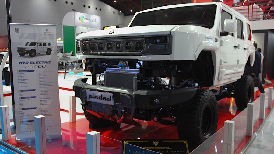 Kendaraan taktis Maung MV3-EV, Pandu saat Indo Defence Expo di JIExpo Kemayoran, Rabu (11/6/2025). (Bloomberg Technoz/Andrean Kristianto)