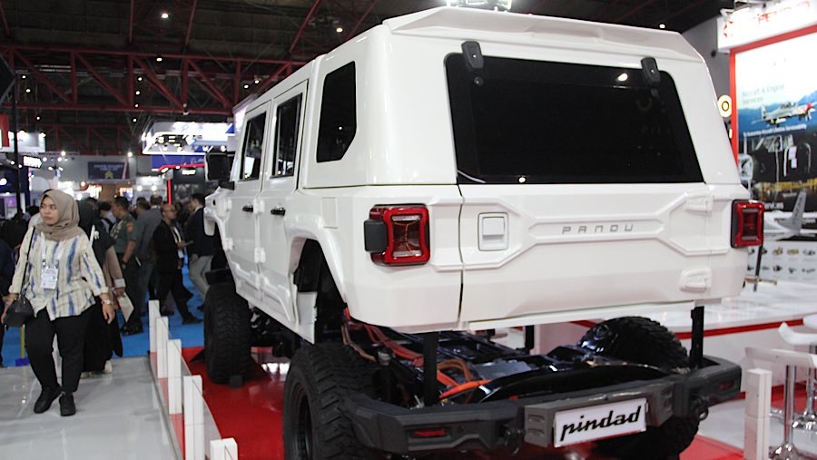 Kendaraan taktis Maung MV3-EV, Pandu saat Indo Defence Expo di JIExpo Kemayoran, Rabu (11/6/2025). (Bloomberg Technoz/Andrean Kristianto)