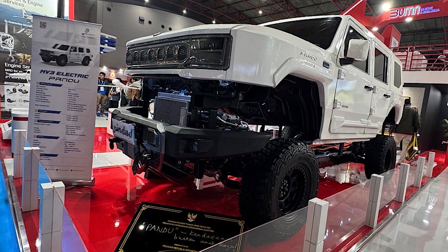 Kendaraan taktis Maung MV3-EV, Pandu saat Indo Defence Expo di JIExpo Kemayoran, Rabu (11/6/2025). (Bloomberg Technoz/Andrean Kristianto)