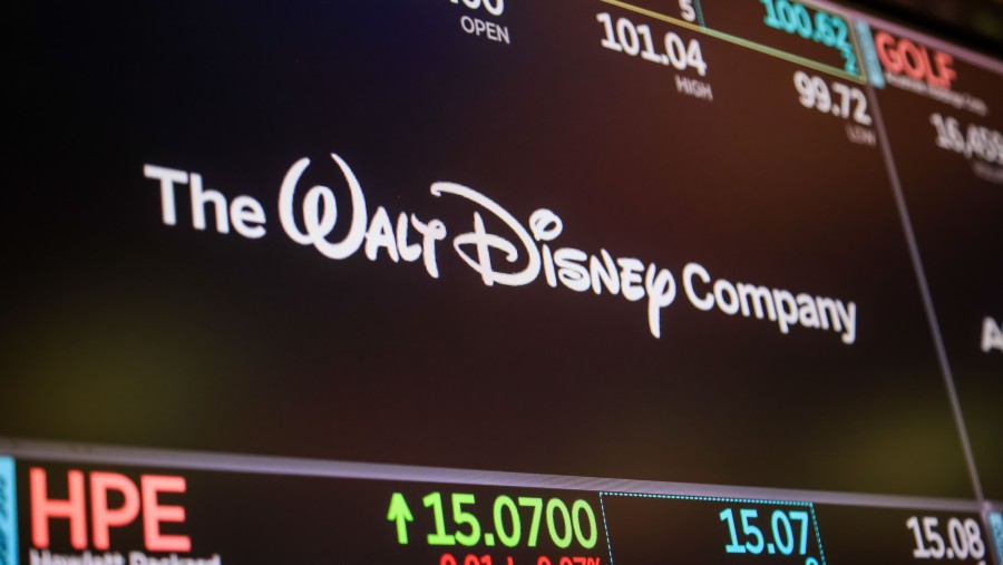 Papan nama Walt Disney di New York Stock Exchange (NYSE). (Michael Nagle/Bloomberg)