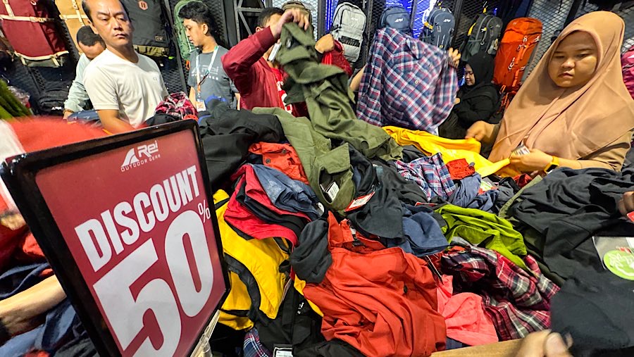 Pengunjung memilih produk saat pameran Indonesia Outdoor Festival (Indofest) di JCC Senayan, Kamis (12/6/2025). (Bloomberg Technoz/Andrean Kristianto)