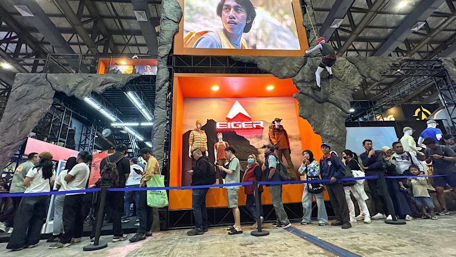 Pengunjung rela mengantre demi mendapatkan perlengkapan outdoor yang akan dibeli. (Bloomberg Technoz/Andrean Kristianto)