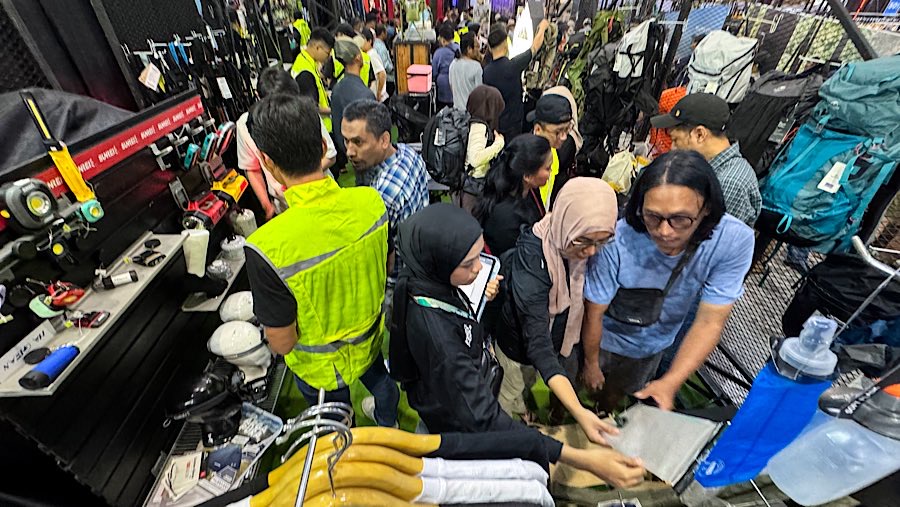Pameran ini berlangsung hingga 15 Juni 2025. (Bloomberg Technoz/Andrean Kristianto)