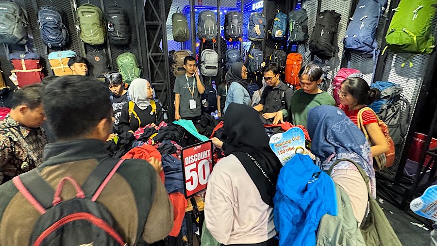 Pengunjung memilih produk saat pameran Indonesia Outdoor Festival (Indofest) di JCC Senayan, Kamis (12/6/2025). (Bloomberg Technoz/Andrean Kristianto)
