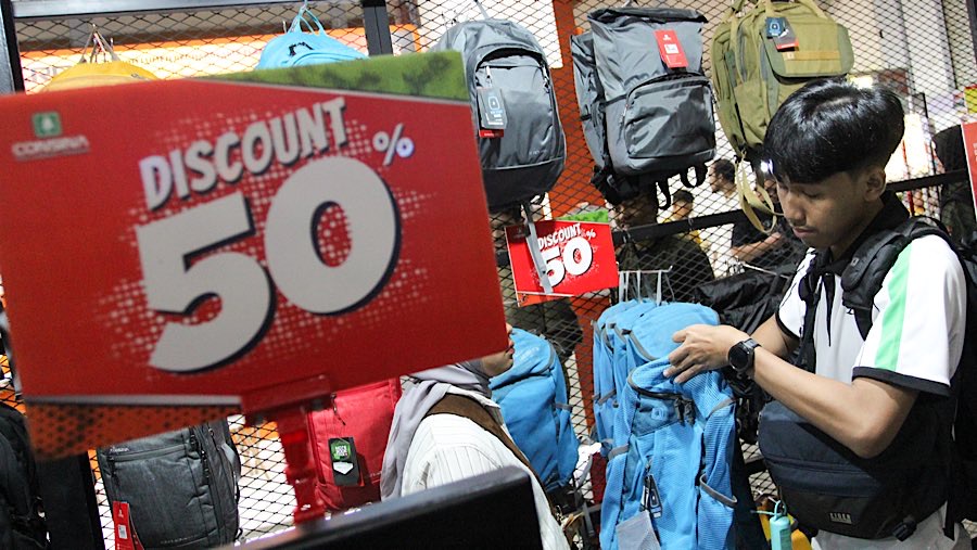 Seluruh merek menawarkan promo menarik dengan potongan harga antara 10 hingga 70 persen. (Bloomberg Technoz/Andrean Kristianto)