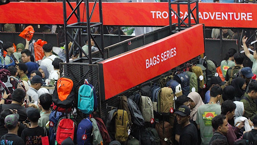 Antrean terjadi akibat tingginya antusiasme pengunjung, sehingga petugas menerapkan sistem buka tutup. (Bloomberg Technoz/Andrean Kristianto)