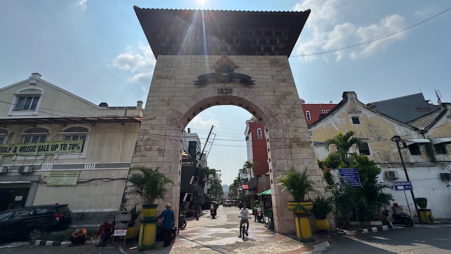 Warga berkunjung di kawasan Pasar Baru, Jakarta, Kamis (12/6/2025). (Bloomberg Technoz/Andrean Kristianto)
