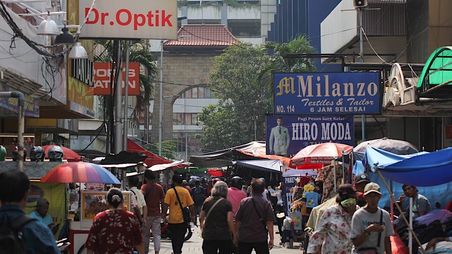 Warga berkunjung di kawasan pertokoan Pasar Baru, Jakarta, Kamis (12/6/2025). (Bloomberg Technoz/Andrean Kristianto)