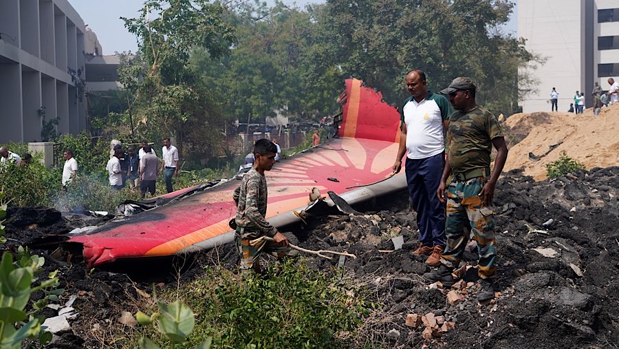 Puing-puing pesawat Air India yang jatuh di Ahmedabad, Gujarat, India, Kamis (12/6/2025). (Siddharaj Solanki/Bloomberg)
