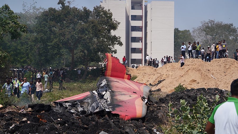 Puing-puing pesawat Air India yang jatuh di Ahmedabad, Gujarat, India, Kamis (12/6/2025). (Siddharaj Solanki/Bloomberg)