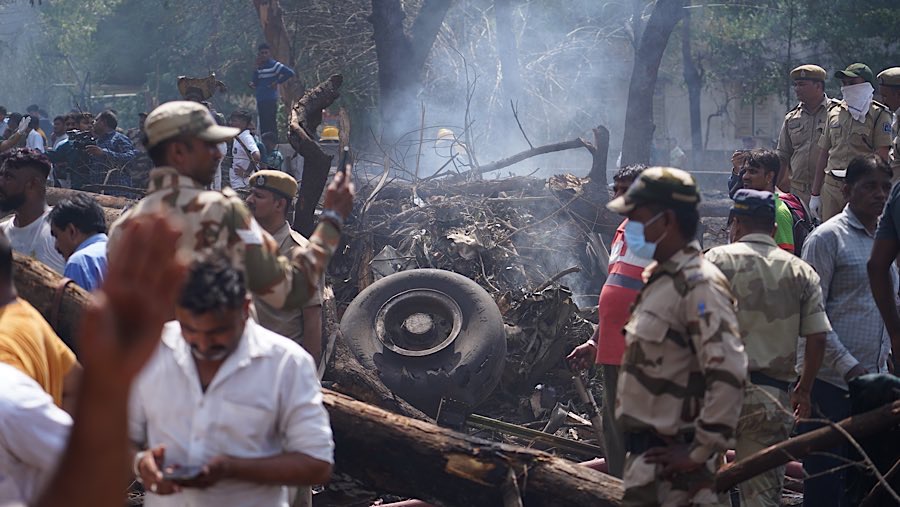 Ban pesawat di antara puing-puing pesawat Air India yang jatuh  di Ahmedabad, Gujarat, India, Kamis (12/6/2025). (Siddharaj Solanki/Bloomberg)
