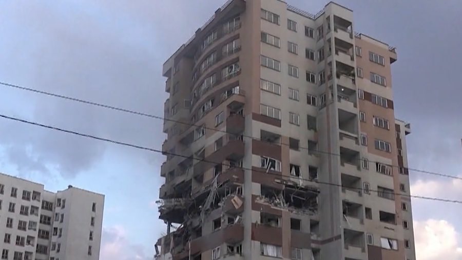Situasi usai serangan Israel ke Iran di Teheran, Jumat (13/6/2025). (Tangkapan Layar video Bloomberg)