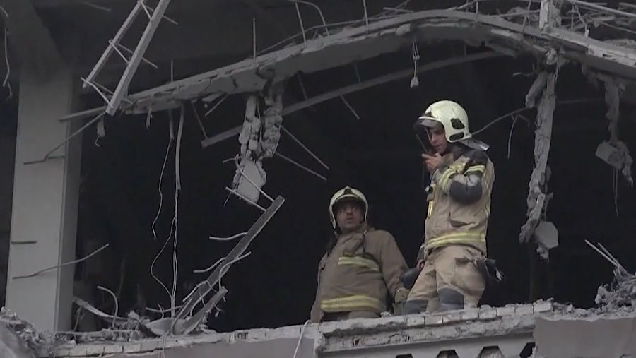 Situasi usai serangan Israel ke Iran di Teheran, Jumat (13/6/2025). (Tangkapan Layar video Bloomberg)