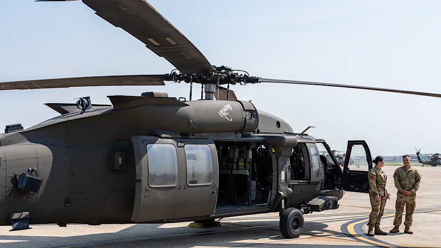 Anggota kru Sikorsky UH-60 Black Hawk di Pangkalan Gabungan Andrews, Maryland, AS, Kamis (12/6/2025). (Eric Lee/Bloomberg)
