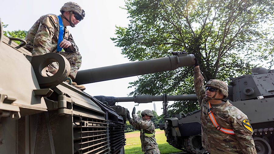 Sekitar 6.600 tentara, 150 kendaraan militer, dan 50 pesawat dijadwalkan ambil bagian. (Jim Lo Scalzo/EPA/Bloomberg)