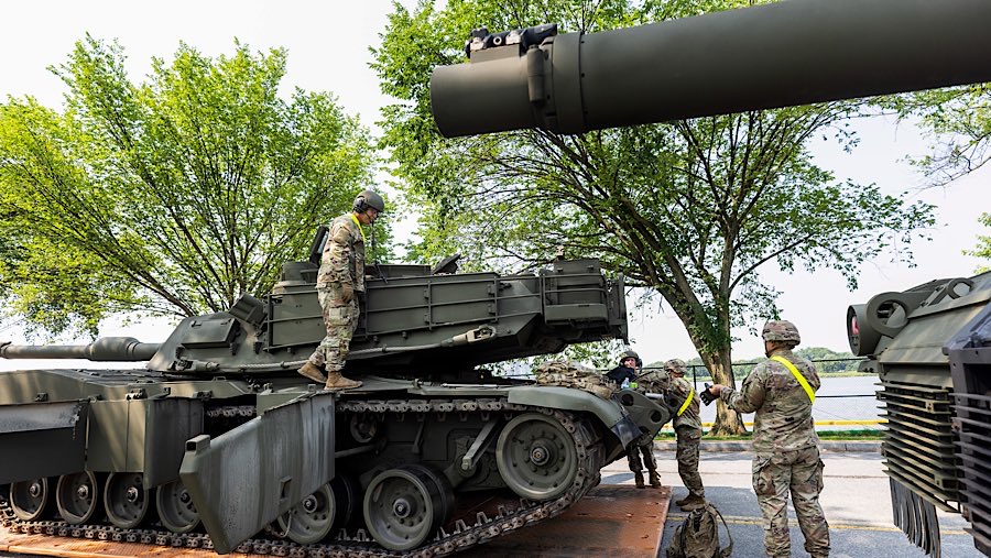 Prajurit mempersiapkan Parade HUT ke-250 Angkatan Darat AS di West Potomac Park, Washington DC, AS, Rabu (11/6/2025). (Jim Lo Scalzo/EPA/Bloomberg)
