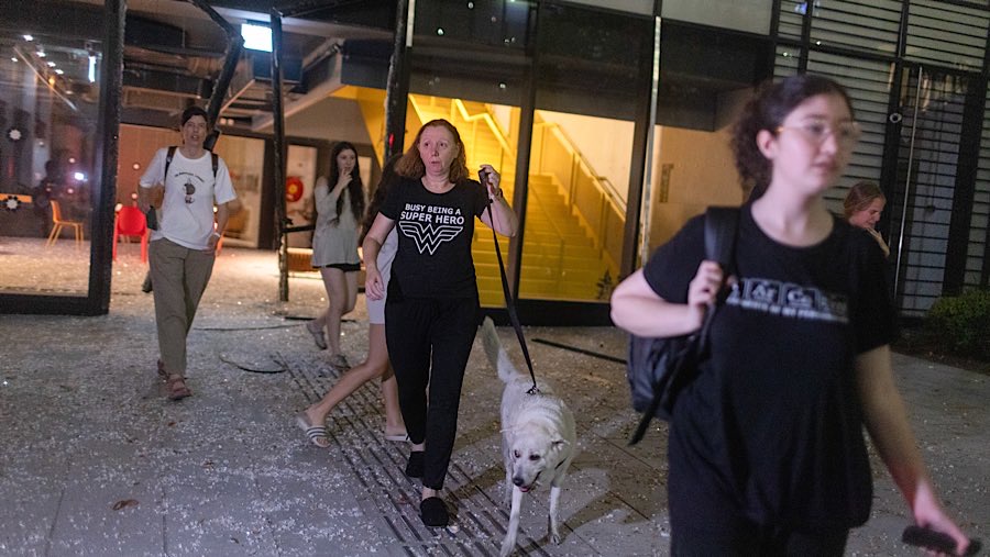Suara ledakan terdengar di langit Yerusalem saat gelombang baru rudal Iran mengarah ke wilayah Israel. (Kobi Wolf/Bloomberg)
