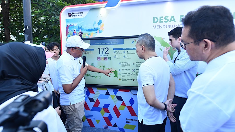VP CSR Pertamina, Rudi Arifianto melakukan pemaparan program CSR Pertamina kepada Menko Pangan Zulkifli Hasan. (Dok. Pertamina)
