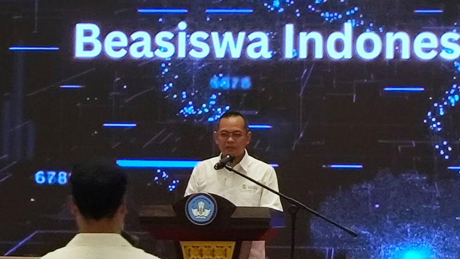 Direktur Jenderal Sains dan Teknologi Kemdiktisaintek RI Ahmad Najib Burhani. Senayan, Jakarta Pusat (16/06). (Farid Nurhakim/Bloomberg Technoz)