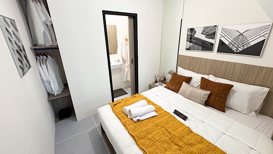 Rumah subsidi dengan luas 23,4 meter persegi ini dilengkapi dua kamar tidur dan dua toilet. (Bloomberg Technoz/Andrean Kristianto)