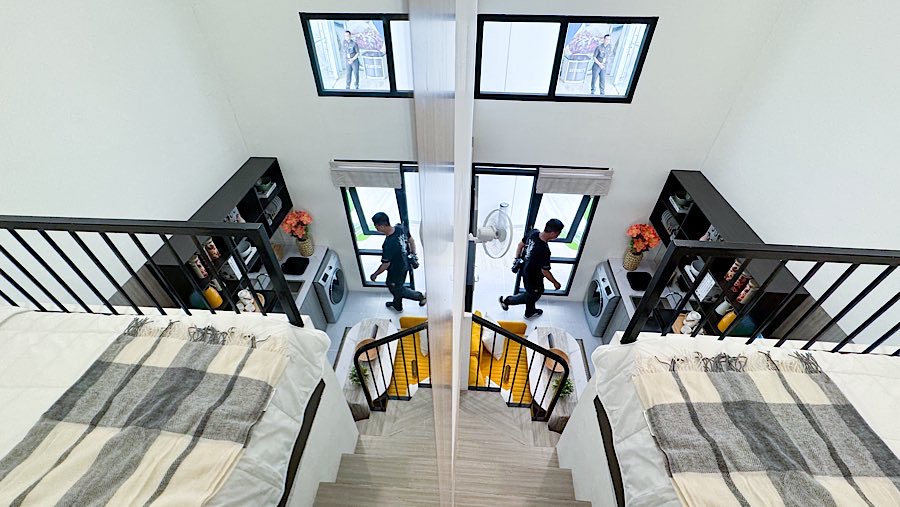 Pengunjung melihat contoh desain rumah subsidi dengan luas 23,4 meter persegi di Jakarta, Senin (16/6/2025). (Bloomberg Technoz/Andrean Kristianto)