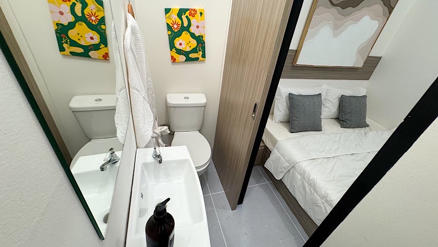 Rumah subsidi 14 menter persegi ini mempunyai toilet yang berdampingan dengan kamar tidur. (Bloomberg Technoz/Andrean Kristianto)