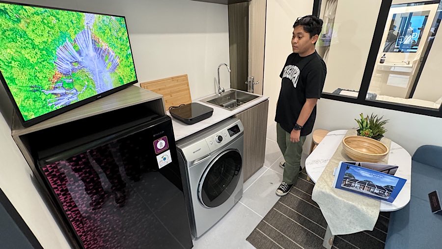 Rumah mini ini juga memiliki ruang tamu yang sekaligus ruang keluarga. (Bloomberg Technoz/Andrean Kristianto)