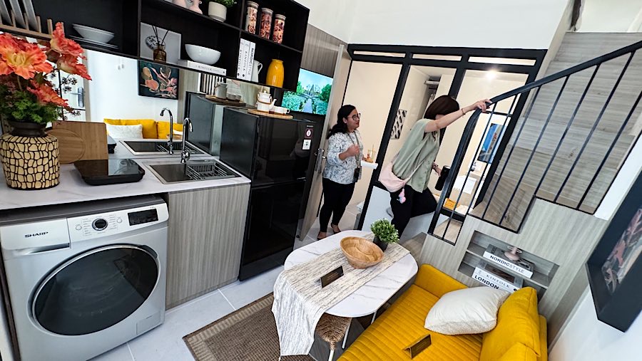 Pengunjung melihat contoh desain rumah subsidi dengan luas 23,4 meter persegi di Jakarta, Senin (16/6/2025). (Bloomberg Technoz/Andrean Kristianto)
