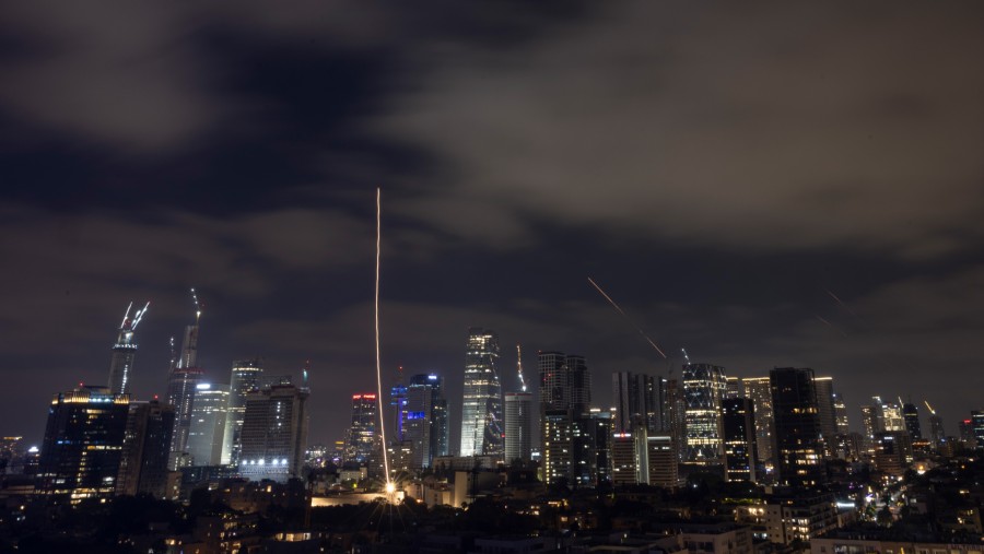 Rudal Iron Dome meluncur bertujuan mencegah datangnya rudal balistik kiriman Iran di kota Tel Aviv, Israel. (Kobi Wolf/Bloomberg)