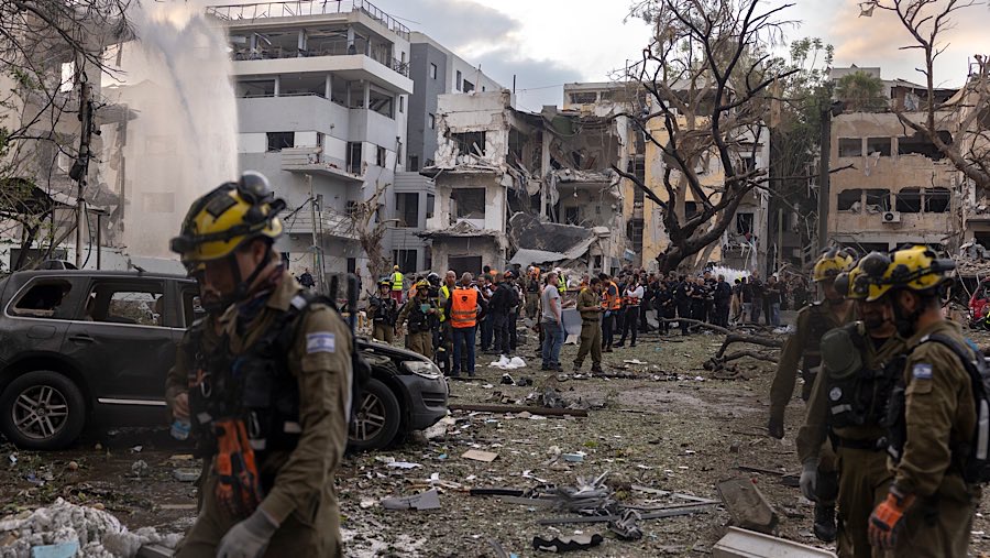 Pasukan penyelamat di lokasi serangan rudal balistik Iran di Tel Aviv, Israel, Senin (16/4/2025). (Kobi Wolf/Bloomberg)
