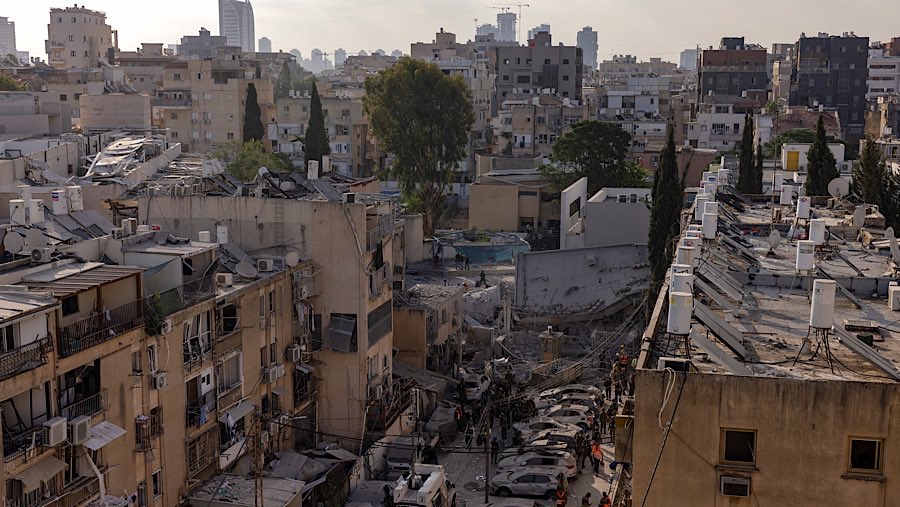 Pasukan penyelamat di lokasi serangan rudal balistik Iran di Tel Aviv, Israel, Senin (16/4/2025). (Kobi Wolf/Bloomberg)