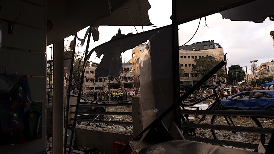 Gelombang serangan drone dan rudal dalam kurun 24 jam terakhir mengguncang Tel Aviv, Israel. (Kobi Wolf/Bloomberg)