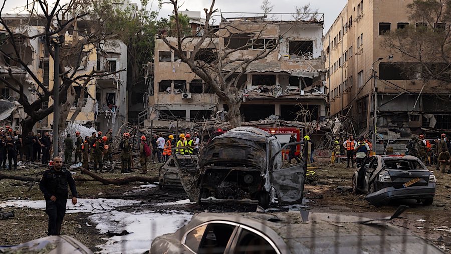 Pasukan penyelamat Melakukan Evakuasi di sebuah gedung di Tel Aviv, Israel, Senin (16/4/2025). (Kobi Wolf/Bloomberg)