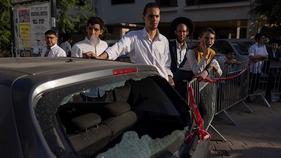 Sejumlah rudal menghantam kawasan permukiman di wilayah tengah dan pesisir Israel. (Kobi Wolf/Bloomberg)