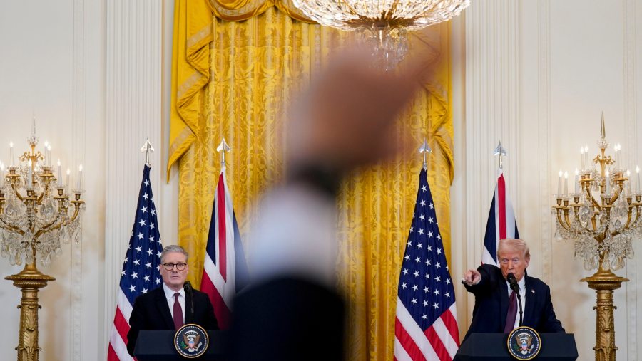 Dua pemimpin negara, Starmer  dari Inggris dan Trump dari Amerika. (Al Drago/Bloomberg)