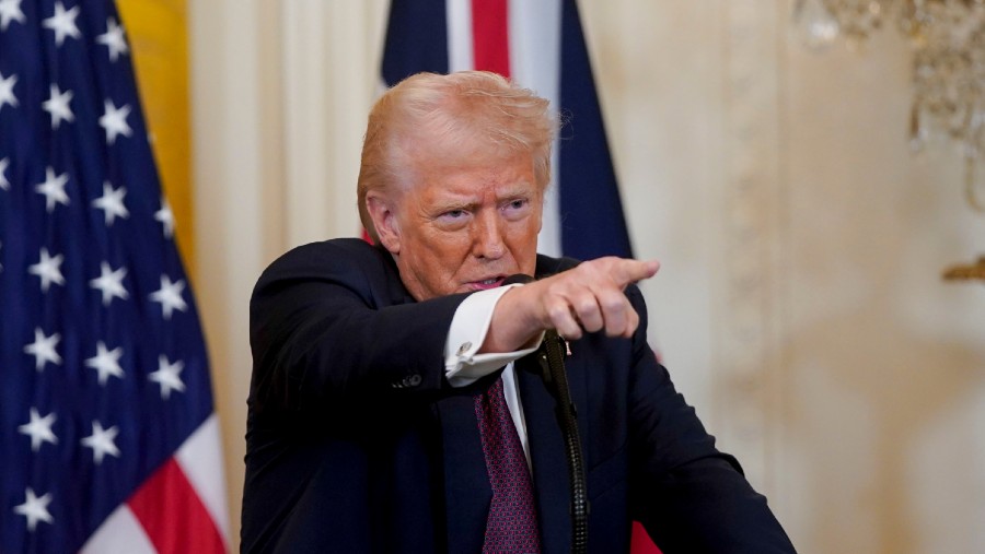 Donald Trump saat pertemuan bersama media di Gedung Putih. (Al Drago/Bloomberg)