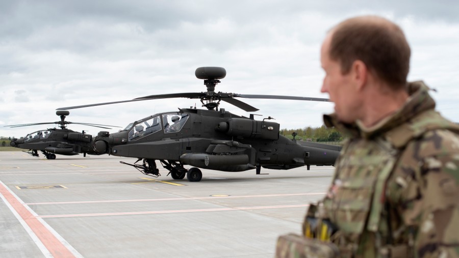 Tentara Inggris di sekat helikopter Apache AH-64 saat gelar latihan di Estonia. (Peter Kollanyi/Bloomberg)