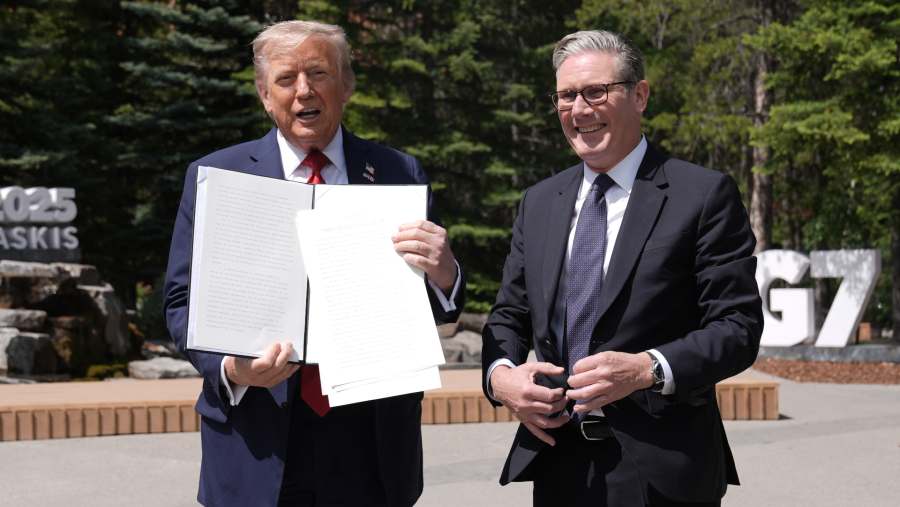Dua pemimpin negara, PM Inggris Starmer  dan Presiden AS Donald Trump di pertemuan kelompok 7 negara maju atau G-7. (Bloomberg)	
