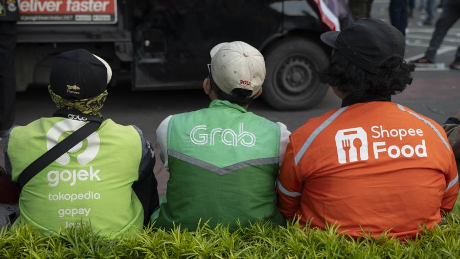 Mitra kerja atau para supir yang tergabung dalam aplikasi daring, Gojek, Grab, dan layanan Shopee Food. (Rosa Panggabean/Bloomberg)