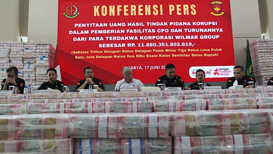 Konferensi pers kasus korupsi ekspor crude palm oil (CPO) di Kejagung, Jakarta, Selasa (17/6/2025). (Bloomberg Technoz/Andrean Kristianto)