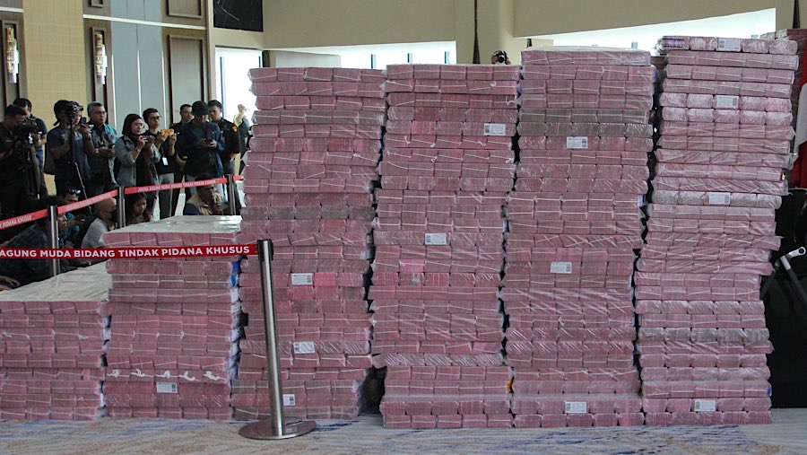 Penyitaan uang hasil tindak pidana korupsi (dalam) pemberian fasilitas CPO dan turunannya dari para terdakwa korporasi Wilmar Group.