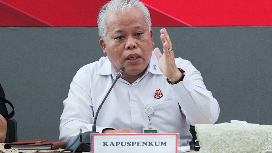 Kapuspenkum Kejagung Harli Siregar saat konfrensi pers kasus korupsi ekspor CPO di Kejagung, Selasa (17/6/2025) (Bloomberg Technoz/Andrean Kristianto)