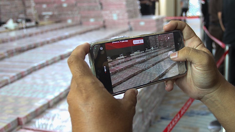 Penyitaan ini disebut sebagai salah satu yang terbesar dalam sejarah korupsi Indonesia. (Bloomberg Technoz/Andrean Kristianto)