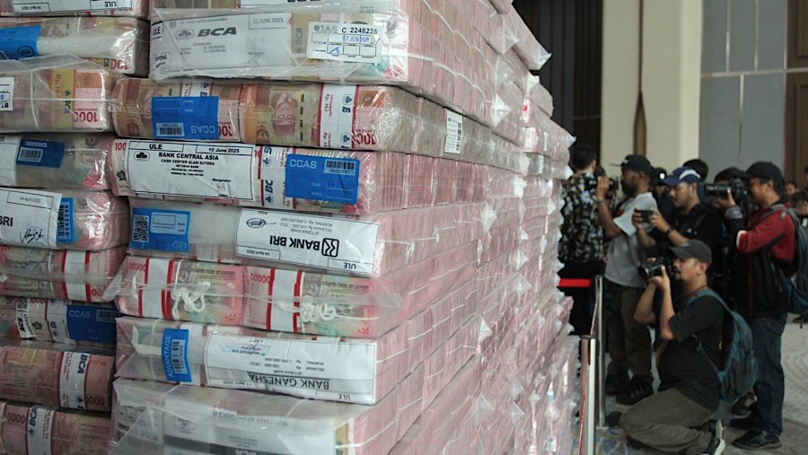 Dari total uang yang disita, Kejagung memperlihatkan uang senilai Rp2 triliun dalam konfrensi pers. (Bloomberg Technoz/Andrean Kristianto)