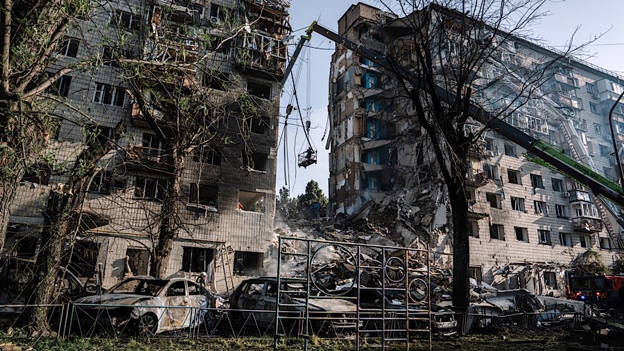 Kondisi gedung tempat tinggal dan mobil yang terkena serangan Rusia di Kyiv, Ukraina, Selasa (17/6/2025). (Andrew Kravchenko/Bloomberg)