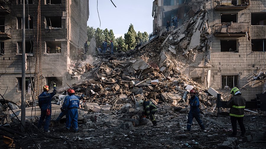 Petugas mencari korban dari reruntuhan bangunan setelah serangan Rusia di Kyiv, Ukraina, Selasa (17/6/2025). (Andrew Kravchenko/Bloomberg)