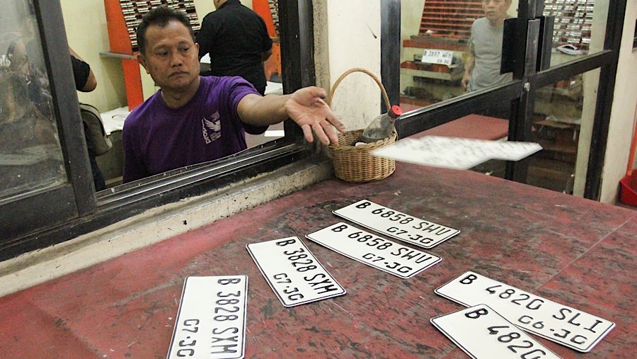 Kedua provinsi tersebut tidak hanya dendanya yang dihapus, tapi tunggakan pajak tahun-tahun sebelumnya juga diputihkan. (Bloomberg Technoz/Andrean K)