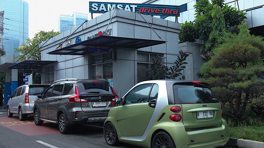 Pengendara mengantre membayar pajak kendaraan di Samsat Drive Thru, Polda Metro Jaya, Rabu (18/6/2025). (Bloomberg Technoz/Andrean Kristianto)
